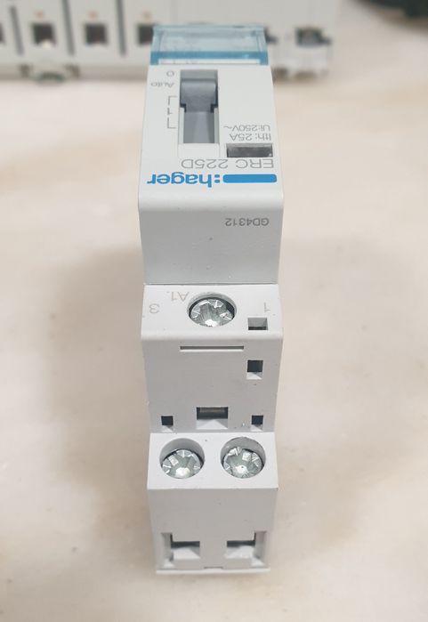 hager ERC 225D Contactor com comando manual 25A, 2NA, 230V
ERC225