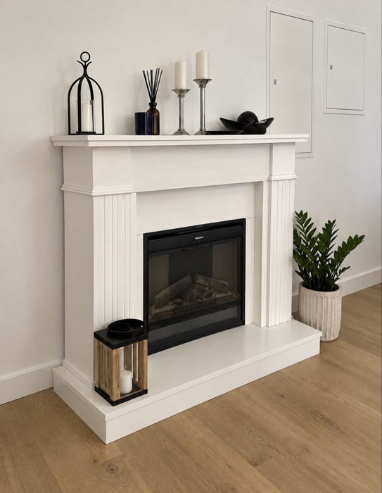Lareira elétrica decorativa com moldura clássica branca