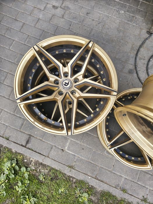 Sprzedam prawie nowe felgi do Audi A6 C7 R19 8.5j et35 marki Seventy9