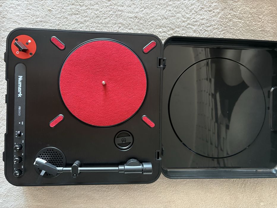 Numark PT01 - przenośny gramofon.