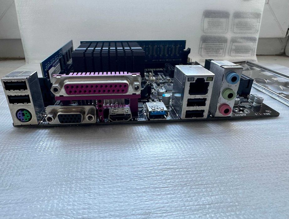 Материнська плата Gigabyte GA-J1900M-D2P Intel Celeron J1900 + 4 GB