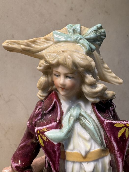 Linda antiga figura de um Galan em porcelana francesa Sec XIX