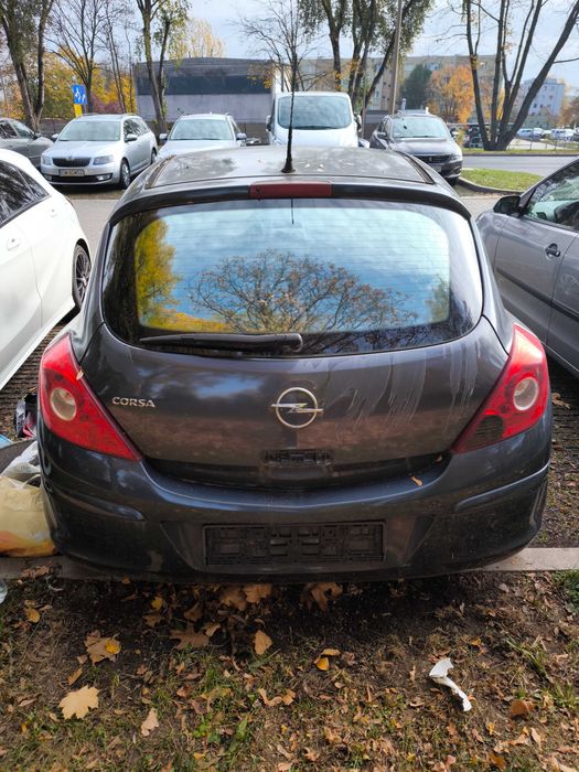Opel Corsa D, uszkodzony.