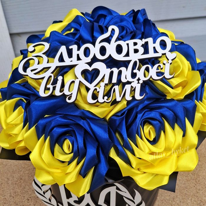 Букет з атласних троянд для героя