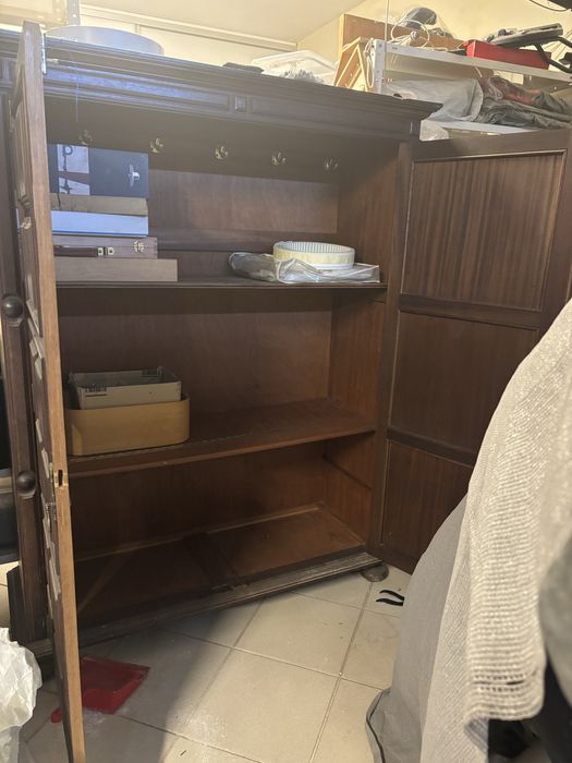 OFEREÇO Armário de sala ou quarto