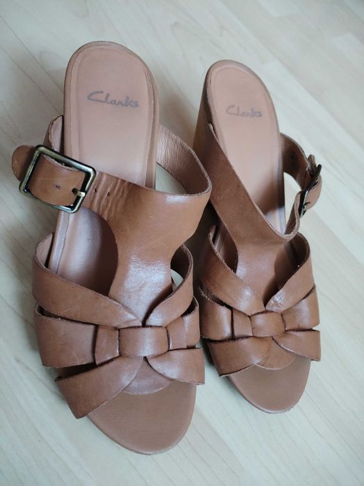 Skórzane klapki   CLARKS