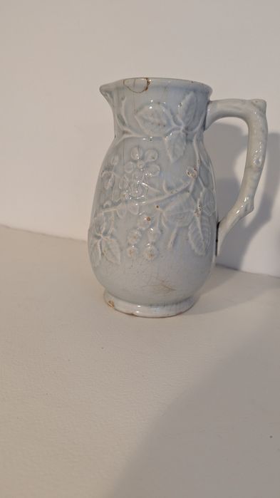 Caneca em faiança moldada