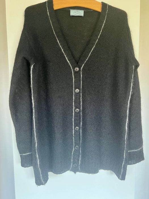 Czarny sweter marki Prada