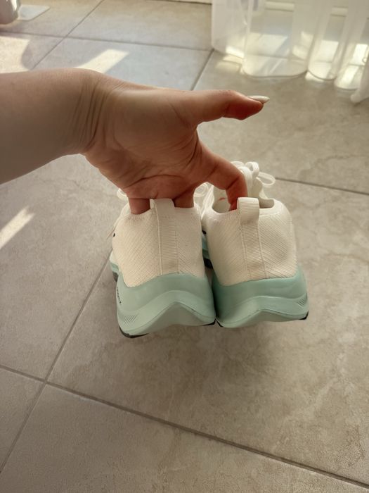 Бігові кросівки