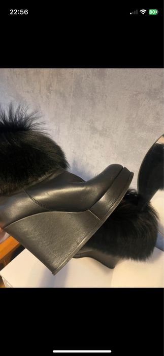 Botki skórzane na koturnie z sztucznym futrem