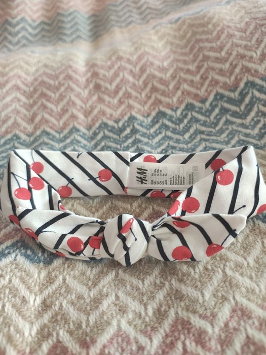 Opaska na głowę we wisienki