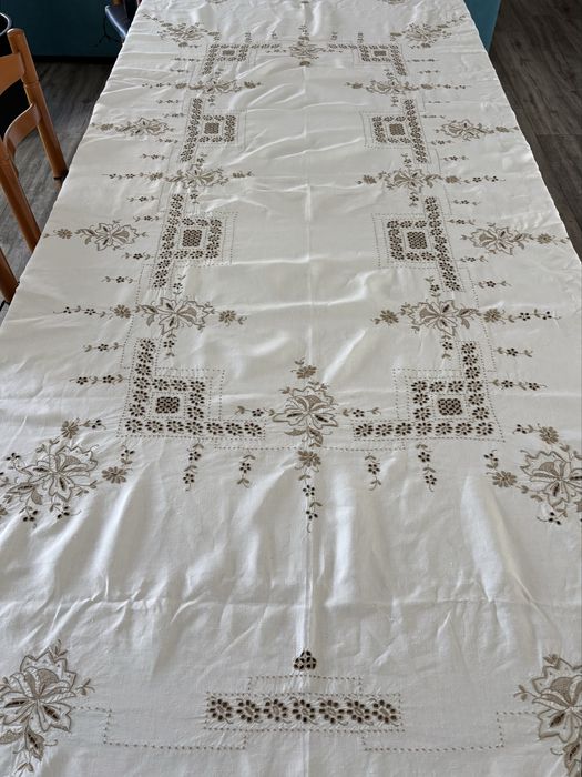 Toalha de mesa de linho com bordado feito à mão da Madeira