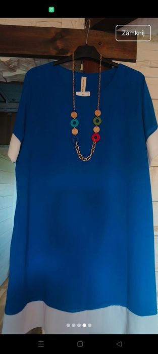 Piękna sukienka w kolorze chabrowym wykończona białymi wypustkami