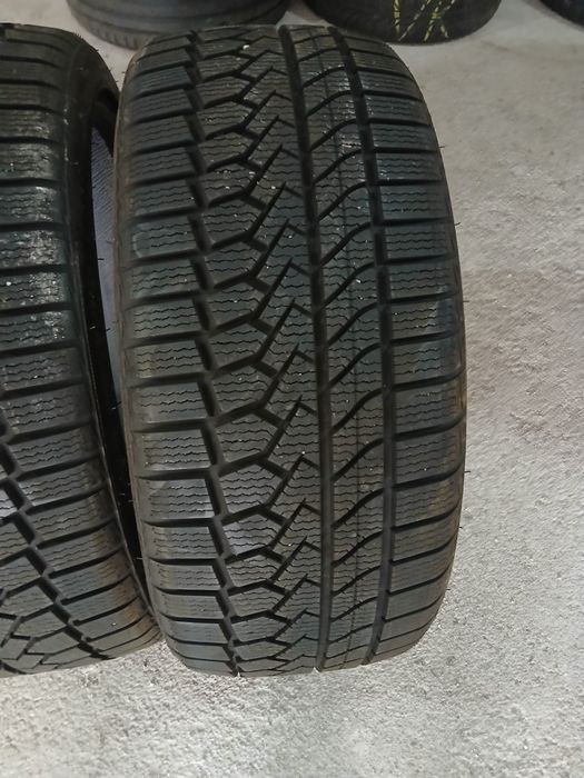 2 Pneus 225/40R19 seminovos