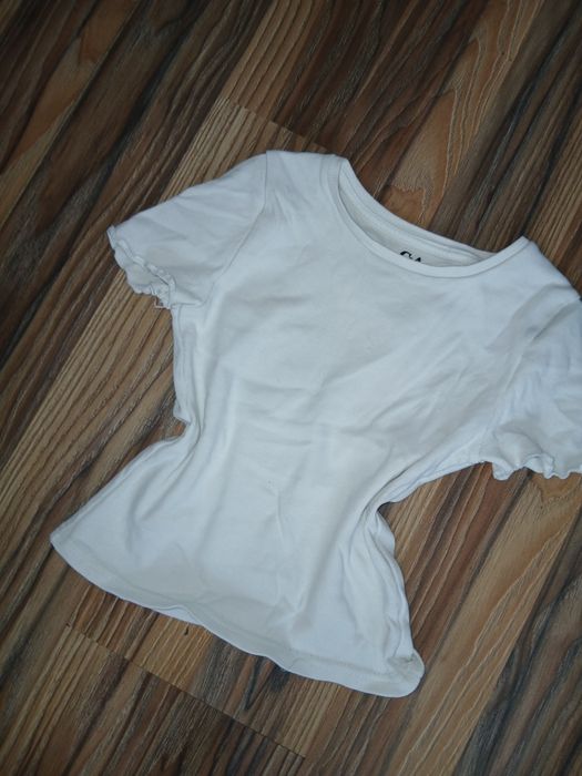 білий приталений топ