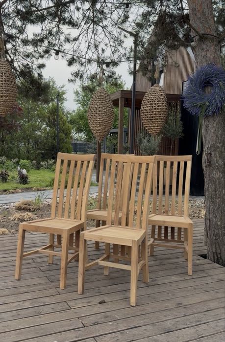 Cztery krzesła z drewna teak