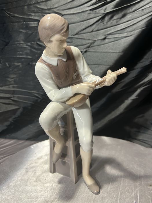 Porcelanowa figurka NAO Spain – mężczyzna grający na mandolinie