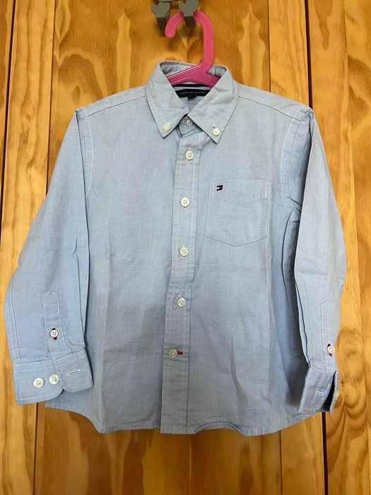Camisa azul claro de menino da Tommy Hilfigher