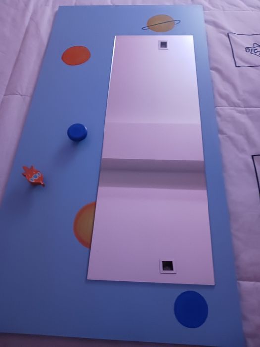 Espelho e cabide de criança motivo de planetas