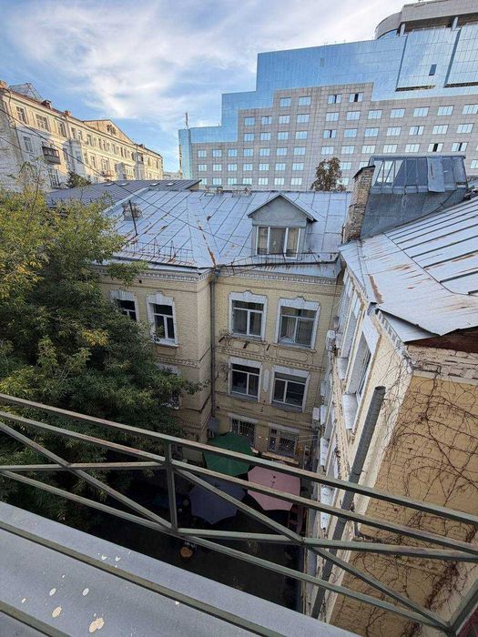 Продам 2 кімнатну квартиру в центрі, Мала Житомирська 15а, Майдан