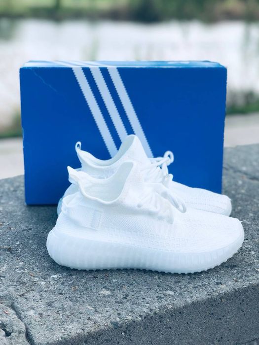 Женские изики белые мягкие удобные стильные кроссовки Yeezy Boost 350