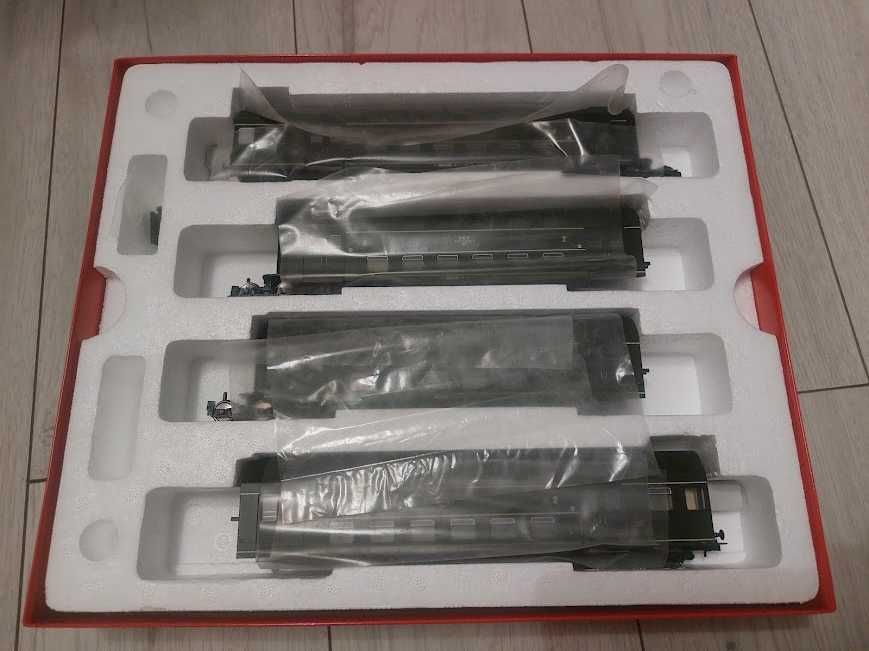 zestaw wagonów Rivarossi HRS4215 PKP HO z oświetleniem stacja Gdynia