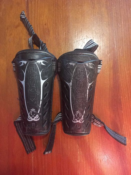 Chuteiras Futebol Kipsta 31 + Caneleiras Kipsta