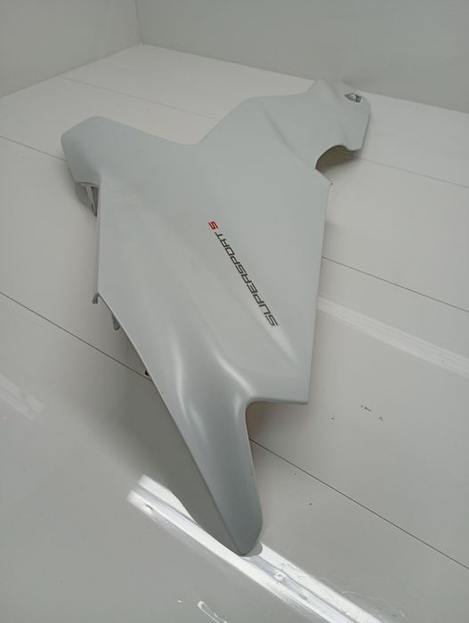 Lewy bok Ducati supersport 937