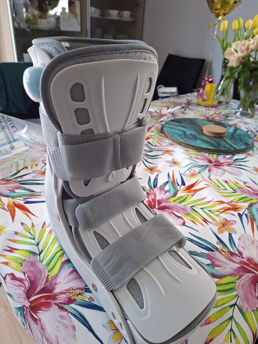 Krótka orteza stawu skokowego.