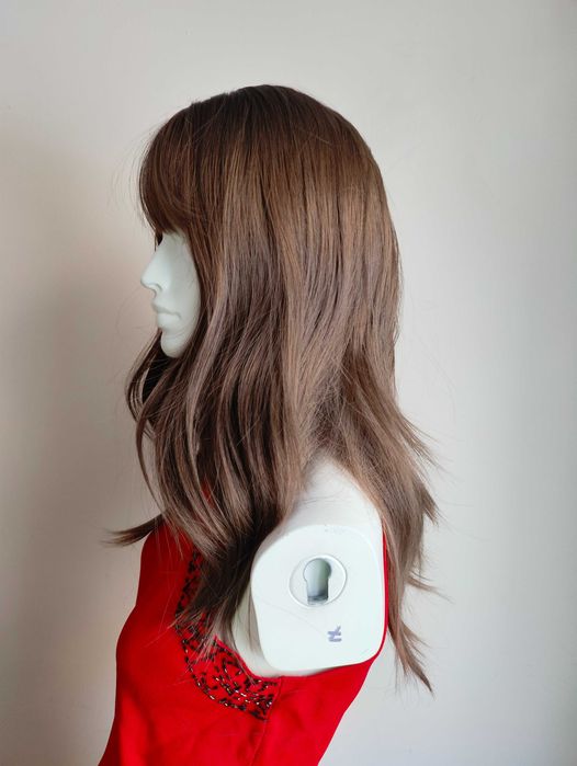 Realistyczna peruka lekko falowana z grzywką  jasny brąz ciemny blond