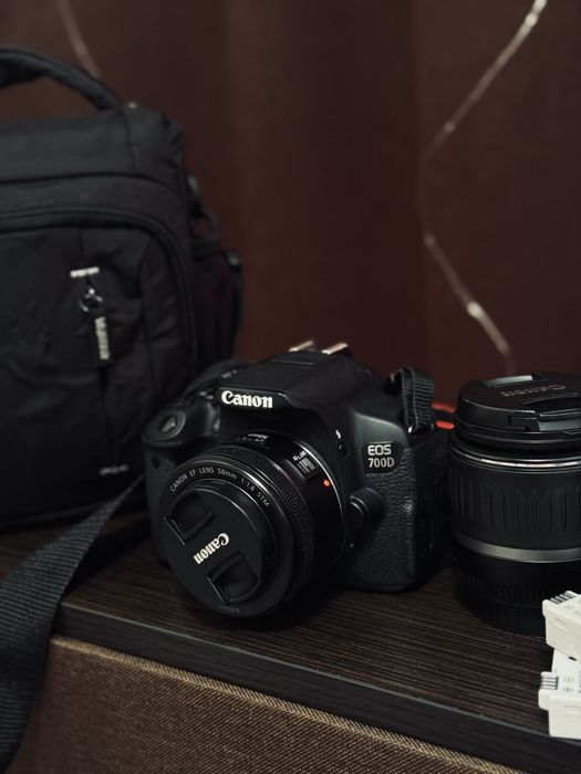 Фотоапарат Canon 700d + 2 обʼєктиви та аксесуари