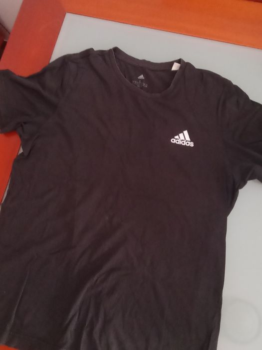 Tshirt	Adidas	Preta	Tamanho L	usada em bom estado