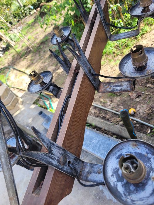 Candeeiro de teto antigo de madeira e ferro ideal para adega