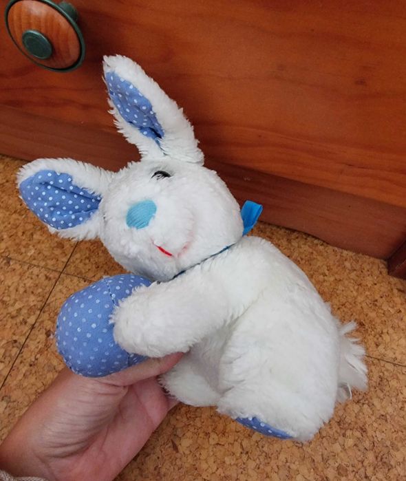 Coelho branco e azul de peluche