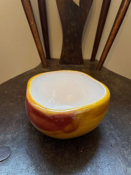Pequena Tigela Amarela E Vermelha