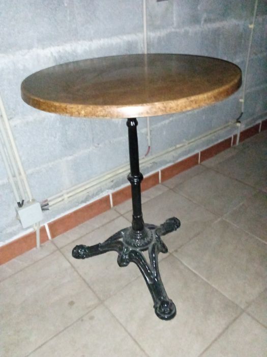 Mesa clássica, pé em ferro trabalhado