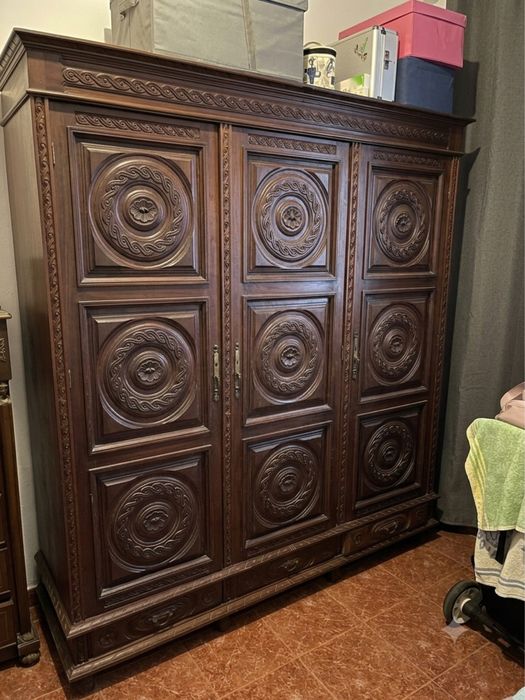 Guarda-roupa em madeira maciça com entalhes decorativos