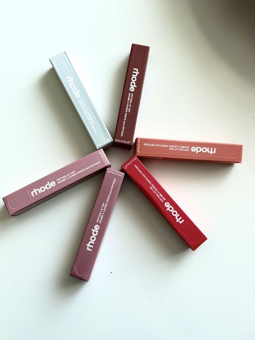 Блиск для губ з пептидами Rhode