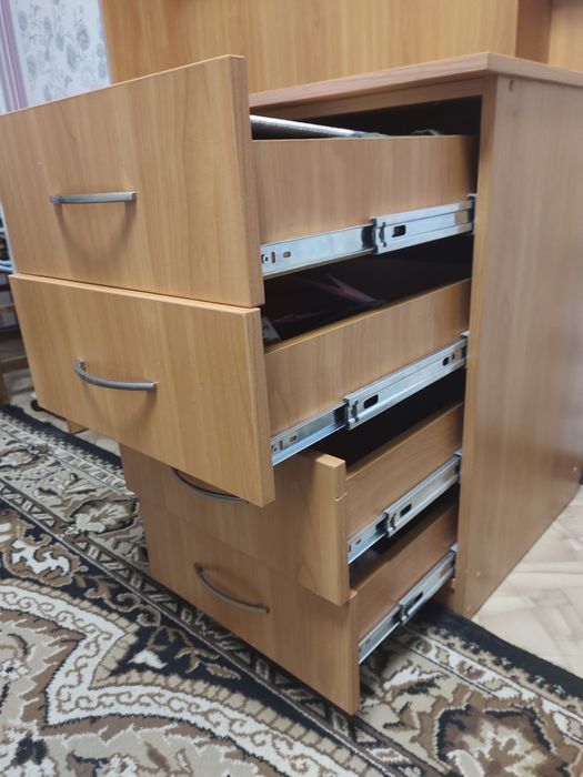 Продам письмовий,комп'ютерний стіл