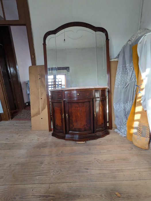 espelho grande +cama +mezinhas +comeda+2 mesas + sofas +arca
