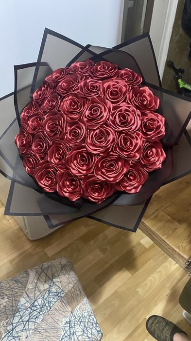 Букеты роз с атлосной ленты