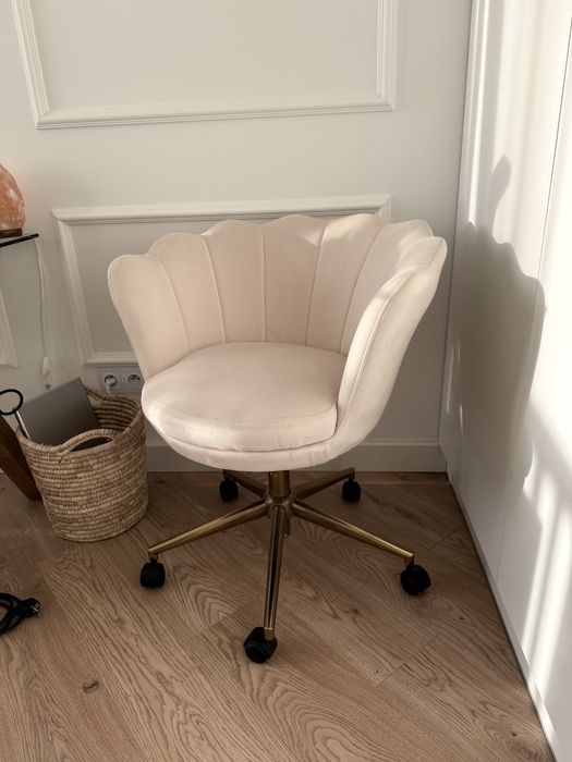 fotel obrotowy w kształcie muszli