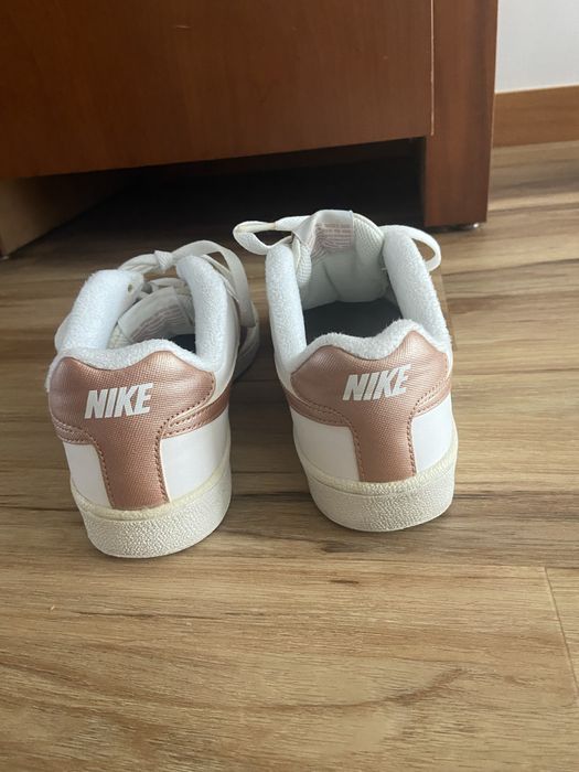 Sapatilha Nike branca e rose gold