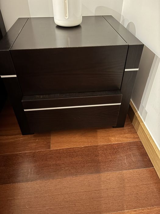 Quarto de Madeira mesa e cabeceiro e colchao