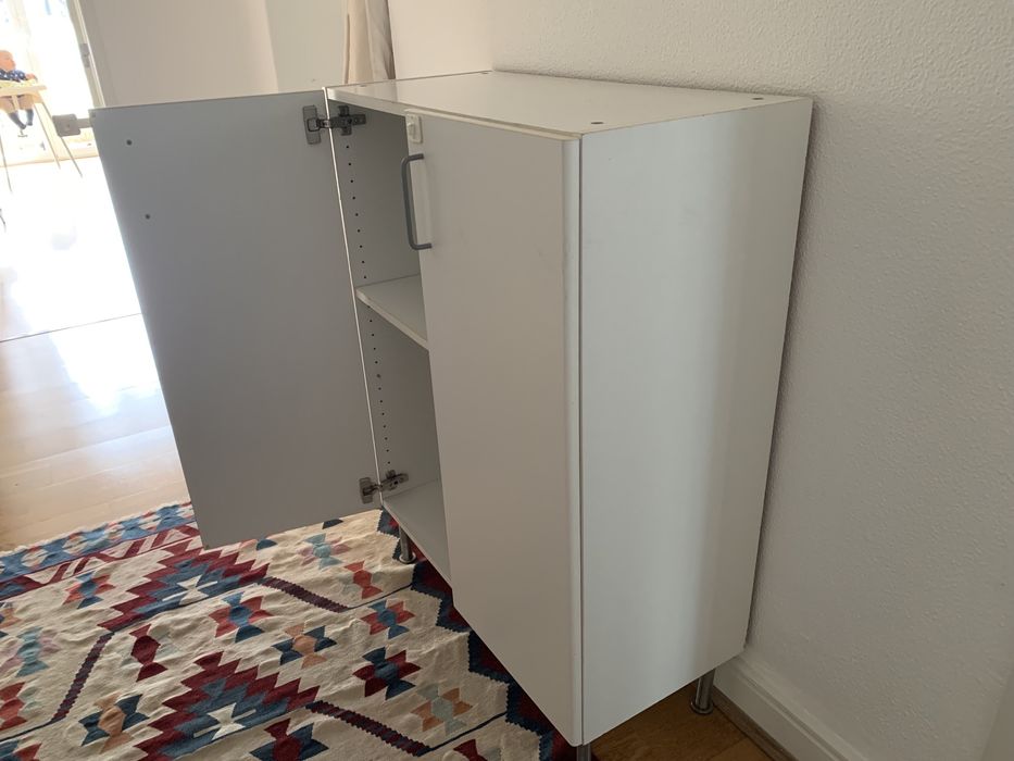 Armario branco com pes metalicos