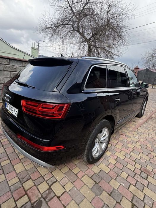 Автомобіль Ауді Q7