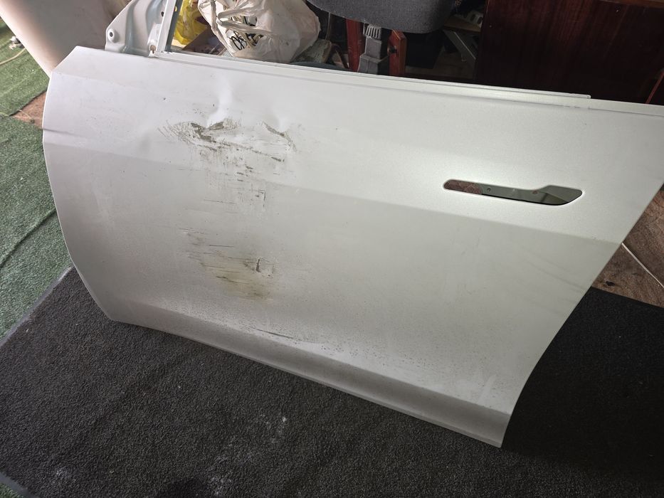Передня левая дверь Tesla Model Y