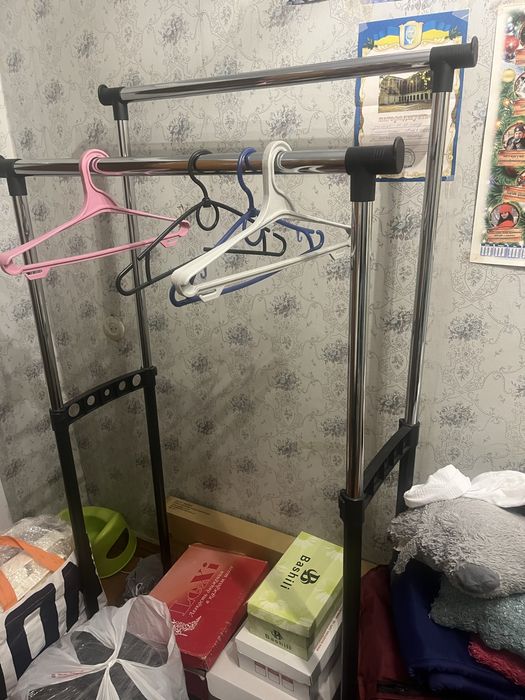 Вішалка для одягу на колесах