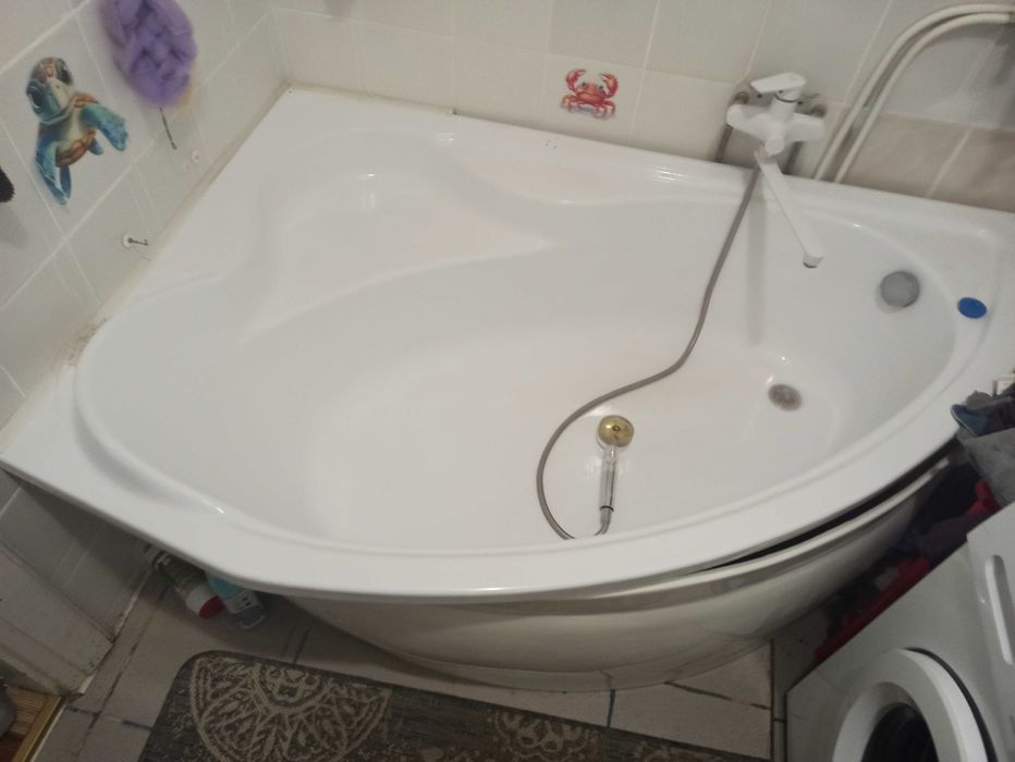 Кутова ванна та пральна машина б.в.