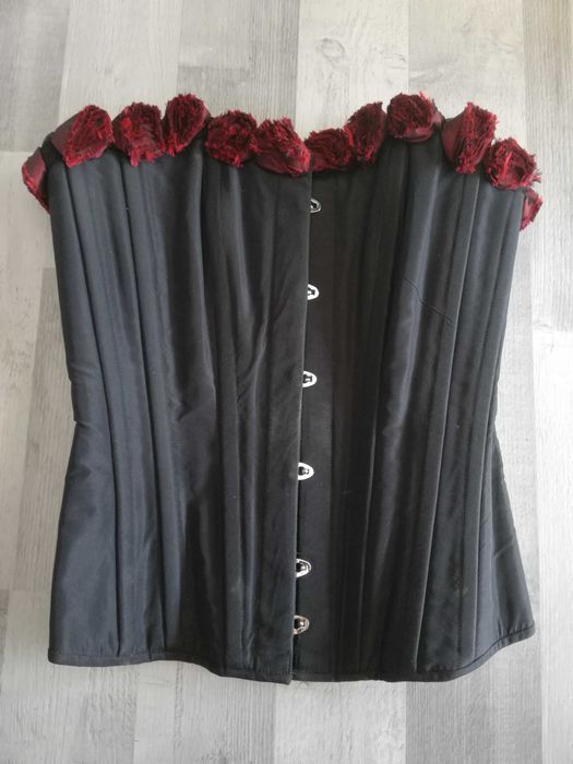 Czarny gorset, metalowe usztywnienie, czerwone róże, Goth